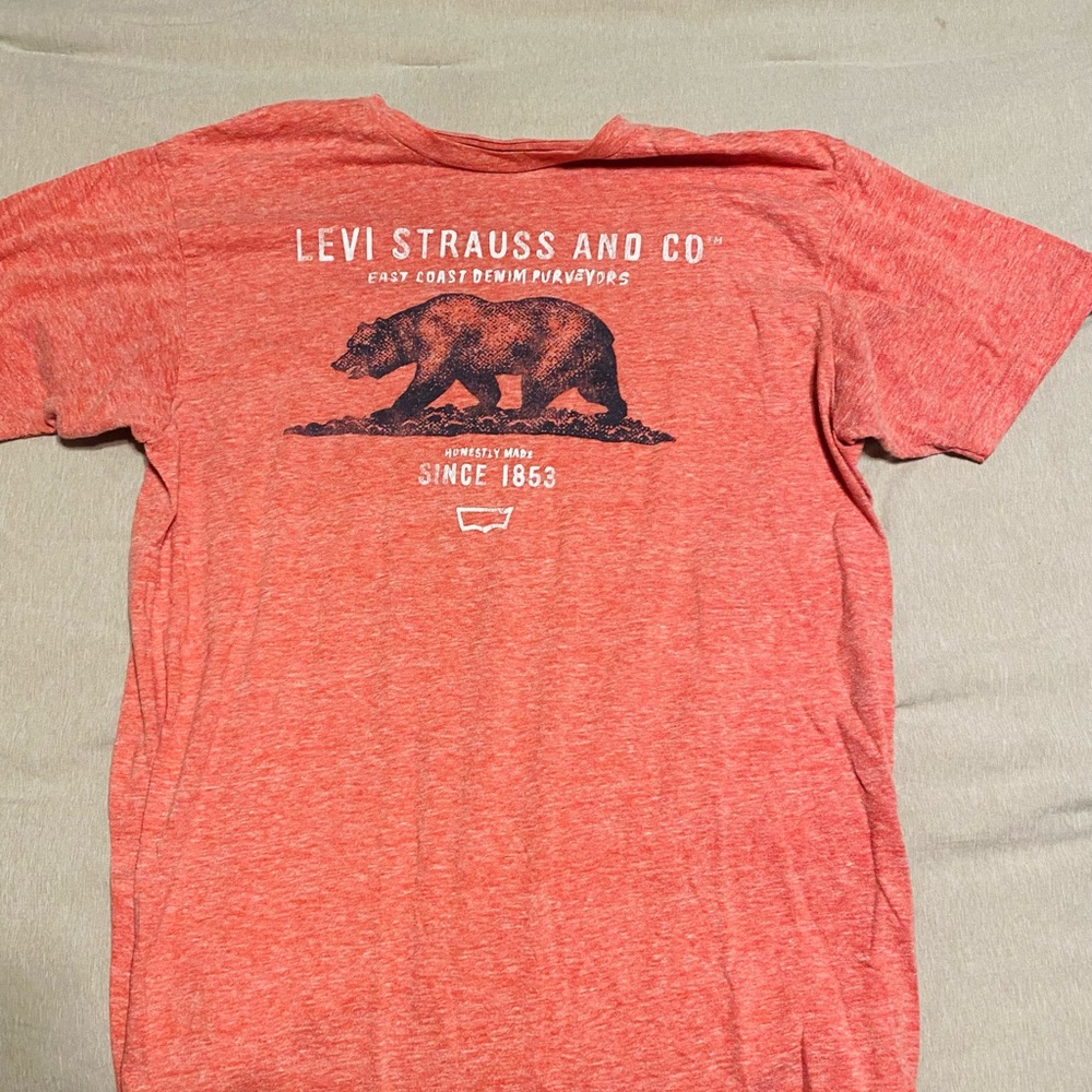 LEVI’S// T-shirt// Red// Medium